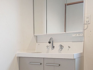 洗面リフォーム 広々ボウルの洗面化粧台とキレイになったキッチン水栓と食器洗い乾燥機