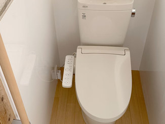 トイレリフォーム 安心して使用できる、手すり付きのバリアフリーのトイレ